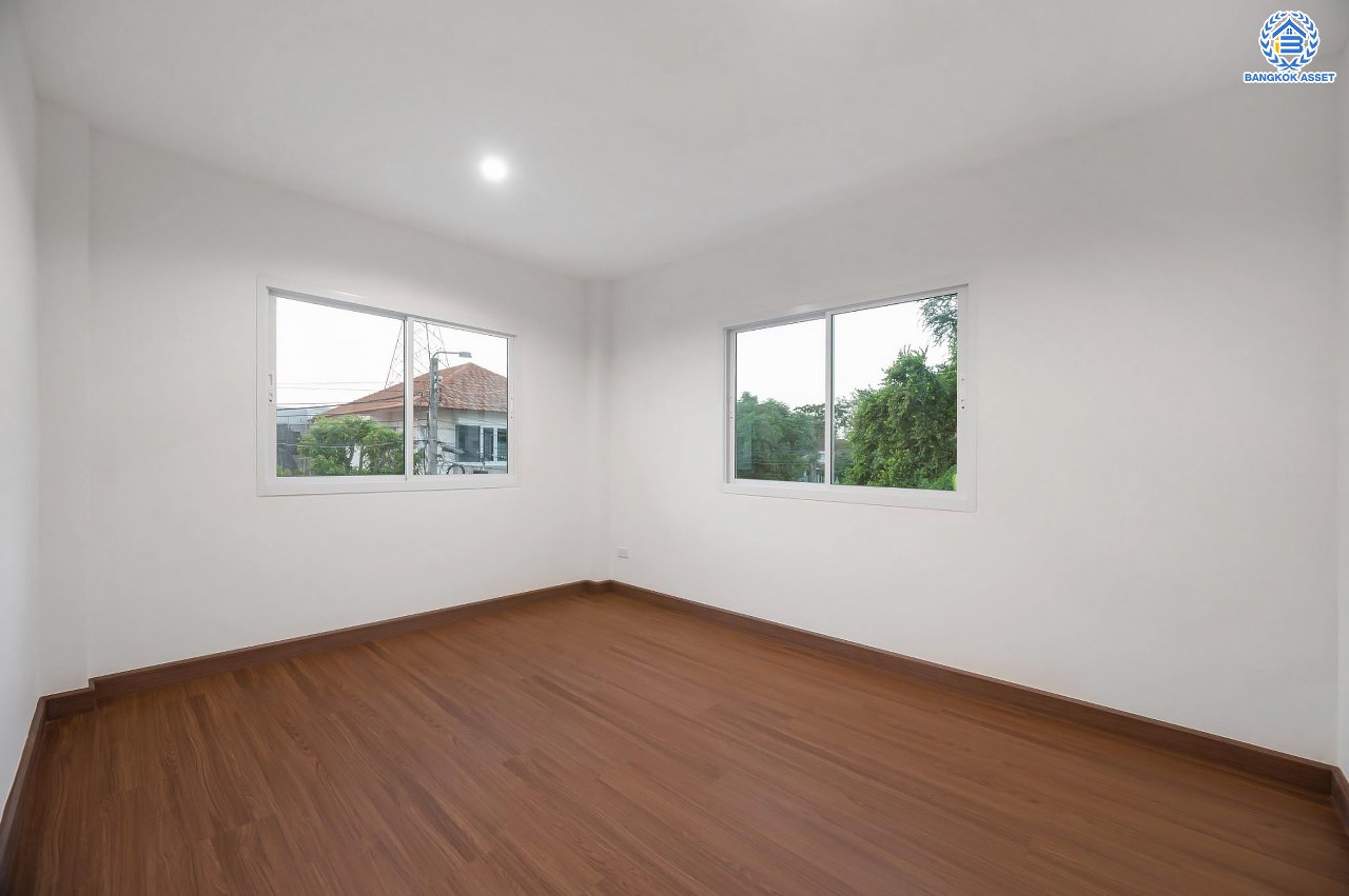 บ้านมือสองตกแต่งใหม่ โครงการ กฤษดานคร18 พุทธมณฑลสาย3 เนื้อที่ 74 ตร.ว. บนพื้นที่ใช้สอย 158.9 ตร.ม. อีกระดับของฟังก์ชัน 4 ห้องนอน 3 ห้องน้ำ จอดรถได้ 2 คัน พร้อม 1 ห้องอเนกประสงค์สุด Private ที่สามารถปรับการใช้งานได้หลากหลาย บนทำเลศักยภาพเชื่อมต่อหลายเส้นทาง ใกล้เซ็นทรัลปิ่นเกล้า ม.มหิดล และทางด่วน "ศรีรัช"